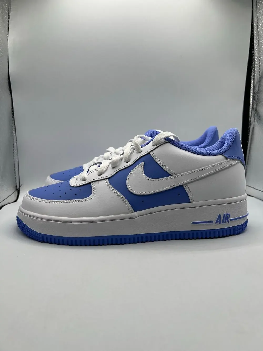 Nike Air Force 1 Low GS “White Royal Pulse” size 6Y